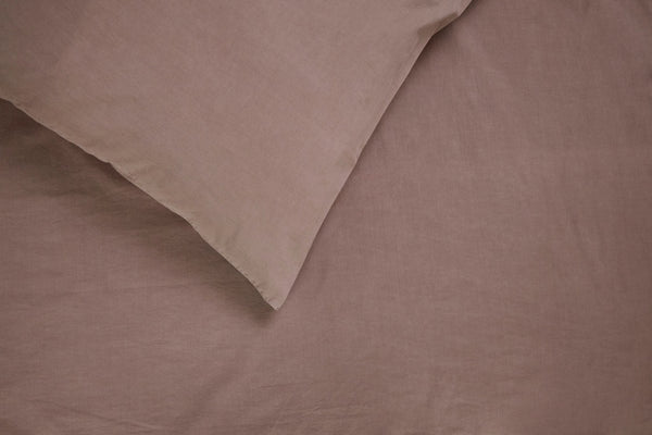 GOTS sengetøj voksen. Sengetøjet er farvet med naturfarver EARTHCOLORS, som er affald fra fødevareproduktion. Dette sæt er i farven beet, der er mørk rosa.